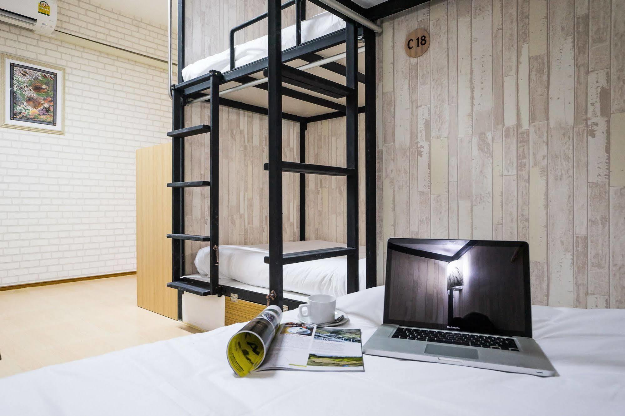 Hostel At Thonglor Bangkok Esterno foto